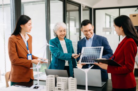 Foto de Debate entre empresarios asiáticos sobre los últimos avances en tecnología de paneles solares y Energía Solar Medio Ambiente Concepto de ciudad - Imagen libre de derechos