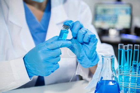 Wissenschaftler mischen chemische Flüssigkeiten im Chemielabor. Forscherin im Chemielabor und neue chemische Substanz