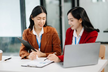 Téléchargez les photos : Deux femmes d'affaires asiatiques discutent projet d'investissement de travail et de la stratégie de planification avec ordinateur portable dans le bureau - en image libre de droit
