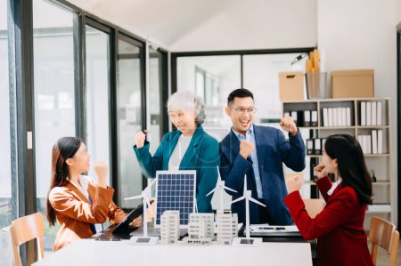 Téléchargez les photos : Groupe d'ingénieurs en énergie alternative discutant d'un projet avec un ouvrier d'affaires une réunion dans le panneau de cellules solaires et Solar Energy Environment City Concept. en fonction - en image libre de droit