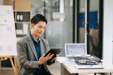 Foto de Moderno hombre asiático de negocios en la oficina con espacio para copias - Imagen libre de derechos