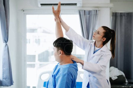Téléchargez les photos : Médecin et patiente souffrant de maux de dos lors d'un examen médical en clinique - en image libre de droit