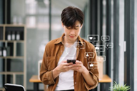 Téléchargez les photos : Asiatique homme tapant smartphone de médias sociaux et marketing virtuel icônes concept d'écran - en image libre de droit