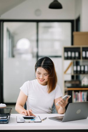 Téléchargez les photos : Asiatique femme d'affaires sont ravis et heureux avec le travail sur ordinateur portable au bureau - en image libre de droit