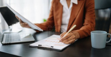Téléchargez les photos : Femme d'affaires utilisant ordinateur portable au bureau bureau, impôt, rapport, comptabilité, statistiques, et concept de recherche analytique dans le bureau - en image libre de droit