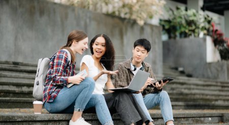 Téléchargez les photos : Jeunes étudiants étudient ensemble dans le parc du campus - en image libre de droit