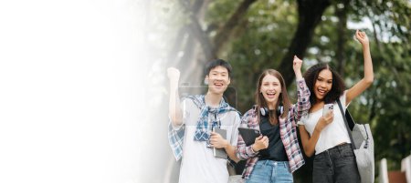 Foto de Jóvenes estudiantes universitarios que estudian juntos en el campus park. Amigos felices celebrando el éxito de su proyecto - Imagen libre de derechos