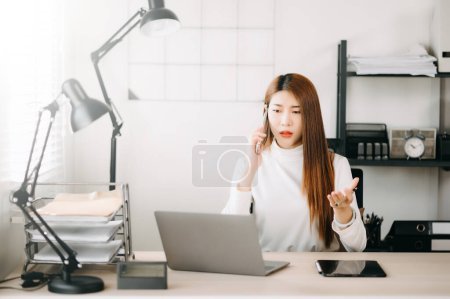 Téléchargez les photos : Succès asiatique femme d'affaires Analyser la finance sur ordinateur portable au bureau moderne impôt, rapport, comptabilité, statistiques, et concept de recherche analytique - en image libre de droit