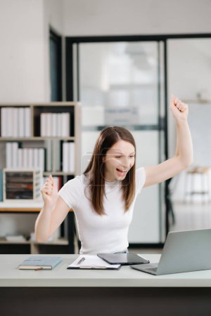 Téléchargez les photos : Femme d'affaires sont ravis et heureux avec le travail au bureau. - en image libre de droit