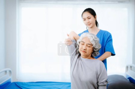 Téléchargez les photos : Médecin et patiente souffrant de maux de dos pendant l'examen médical. sur le lit en clinique - en image libre de droit