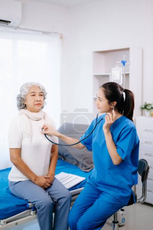 Foto de Médico asiático examinando mujer anciana asiática paciente en hospital - Imagen libre de derechos