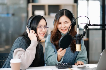 Junge Frauen mit Kopfhörern machen einen Live-Podcast für ihren Sender, Kommunikation für Radio-Podcast, Technologiekonzept