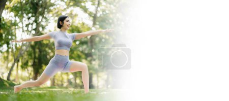 Foto de Retrato de una joven practicando yoga en el parque de verano, fondo de árboles borrosos. Estilo de vida saludable y concepto de relajación - Imagen libre de derechos