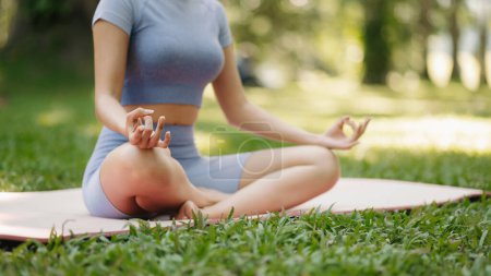 Foto de Retrato de mujer joven practicando yoga en jardín.Felicidad femenina. en el parque fondo borroso. Vida sana y relajación concep - Imagen libre de derechos