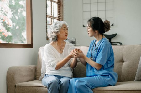 Téléchargez les photos : Asiatique mains féminines touchant vieille femelle. Aider les mains à prendre soin du concept des personnes âgées. à la maison - en image libre de droit