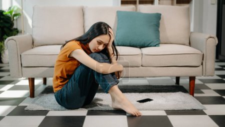 Foto de Mujer deprimida sentada en el suelo en casa. concepto de ansiedad - Imagen libre de derechos