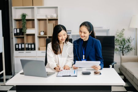 Téléchargez les photos : Asiatique Femmes d'affaires à la réunion de travail avec les finances de l'entreprise dans le bureau de co-working - en image libre de droit