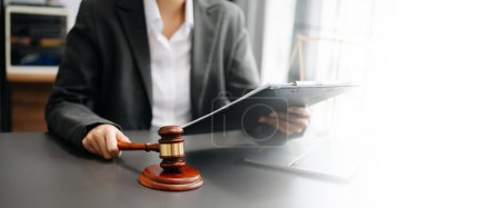 Foto de Concepto de justicia y derecho. Juez masculino en un tribunal en una mesa de madera. Abogado masculino trabajando en oficina. - Imagen libre de derechos