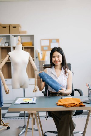 Téléchargez les photos : Asiatique jeune femme sur le bureau de créateur de mode travaillant dans le en studio - en image libre de droit