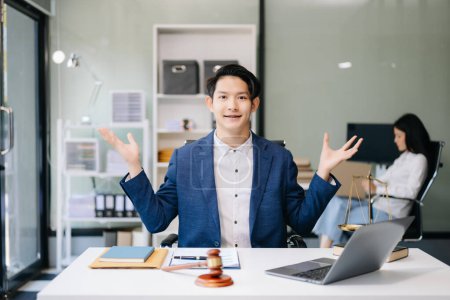 Téléchargez les photos : Asiatique homme avocat heureux geste au bureau, Conseils justice et droit concept - en image libre de droit
