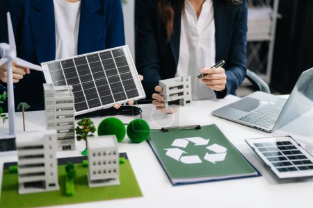 Die Planung und Diskussion von Geschäftsteams über Recycling reduziert die Wiederverwendungspolitik im Besprechungsraum des Büros. Grünes Unternehmen und Solarenergie Umweltstadtkonzept