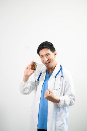 Téléchargez les photos : Médecin homme portant un manteau blanc et un stéthoscope sur fond blanc isolé - en image libre de droit
