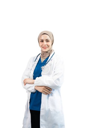 Téléchargez les photos : Arabe musulman. Médecin femme avec les mains croisées sur fond blanc isolé en studio - en image libre de droit