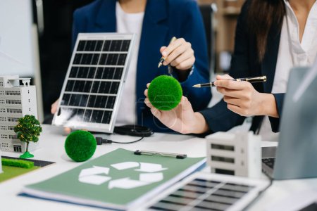 Die Planung und Diskussion von Geschäftsteams über Recycling reduziert die Wiederverwendungspolitik im Besprechungsraum des Büros. Grünes Unternehmen und Solarenergie Umweltstadtkonzept