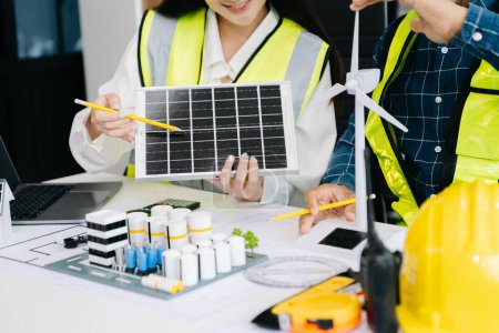 Foto de Gente de negocios asiática que consulta sobre el sitio del proyecto arquitectónico con energía verde en la oficina de la compañía - Imagen libre de derechos