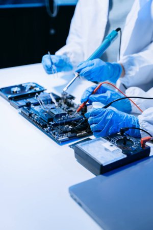 Foto de Los técnicos están poniendo la CPU en el zócalo de la placa base de la computadora. ingeniería electrónica reparación electrónica, medición y pruebas electrónicas - Imagen libre de derechos