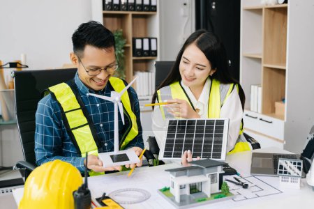Foto de Gente de negocios asiática que consulta sobre el sitio del proyecto arquitectónico con energía verde en la oficina de la compañía - Imagen libre de derechos