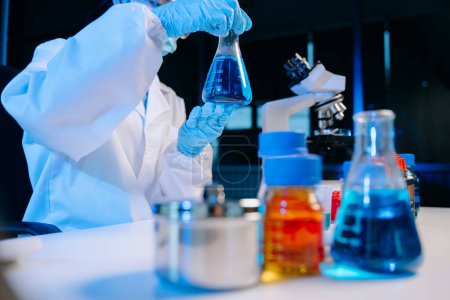 Foto de Biotecnóloga científica probando nuevas sustancias químicas en un laboratorio - Imagen libre de derechos