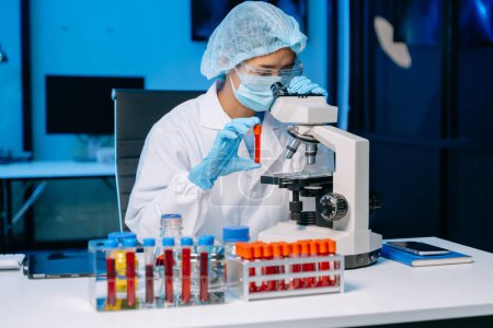 Laboratorio de investigación médica moderna. científica femenina que trabaja con micropipetas analizando muestras bioquímicas, laboratorio químico de ciencia avanzada 
