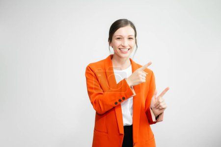 Foto de Exitosa empresaria en traje rojo aislada sobre fondo blanco y dedos que señalan - Imagen libre de derechos