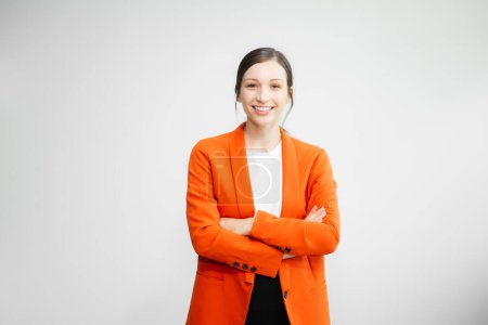 Téléchargez les photos : Femme d'affaires réussie en costume rouge avec les mains croisées isolées sur fond blanc - en image libre de droit
