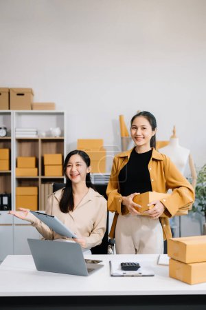 Gründung kleiner Unternehmen KMU-Inhaber, Online-Bestellungen prüfen, Produkte verkaufen, mit Boxen arbeiten, freiberuflich im Homeoffice arbeiten