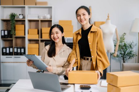 Gründung kleiner Unternehmen KMU-Inhaber, Online-Bestellungen prüfen, Produkte verkaufen, mit Boxen arbeiten, freiberuflich im Homeoffice arbeiten