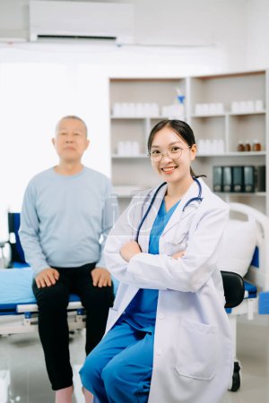 Asiatischer Arzt im weißen Anzug und asiatische Senioren, ein Patient, der mit Kochsalzlösung im Bett im Krankenhaus oder in der Klinik liegt