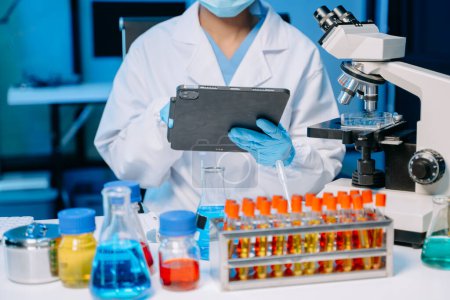 Laboratorio de investigación médica moderna. manos científicas femeninas que trabajan con micropipetas analizando muestras bioquímicas, laboratorio químico de ciencia avanzada 