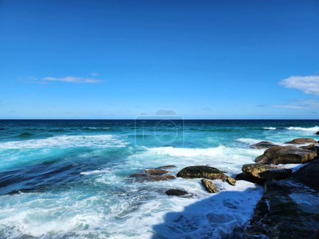 Téléchargez les photos : Scène balnéaire naturelle, vue sur le ciel et l'horizon marin dans un littoral rocheux à Bondi, Australie Plage photographiée du haut des falaises. - en image libre de droit