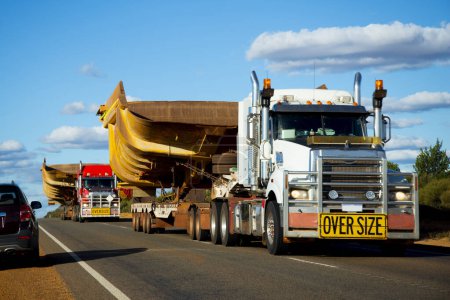 Téléchargez les photos : Transport de machines lourdes surdimensionnées - en image libre de droit