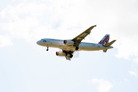 Téléchargez les photos : Perth, Australie - 23 septembre 2022 : Atterrissage d'un Airbus 320 de Virgin Flight - en image libre de droit