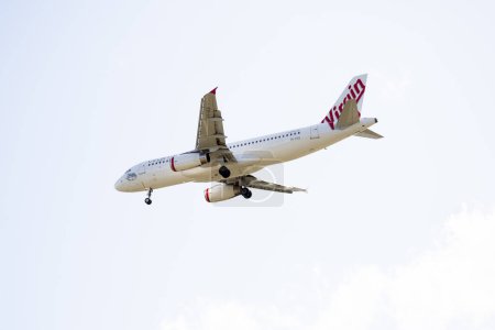 Téléchargez les photos : Perth, Australie - 23 septembre 2022 : Atterrissage d'un Airbus 320 de Virgin Flight - en image libre de droit