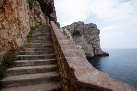 Foto de Acceso a la escalera de la Gruta de Neptuno - Cerdeña - Italia - Imagen libre de derechos