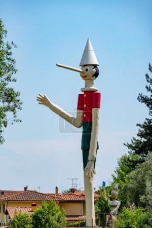 Téléchargez les photos : La plus haute statue Pinocchio en bois au monde - Collodi - Italie - en image libre de droit