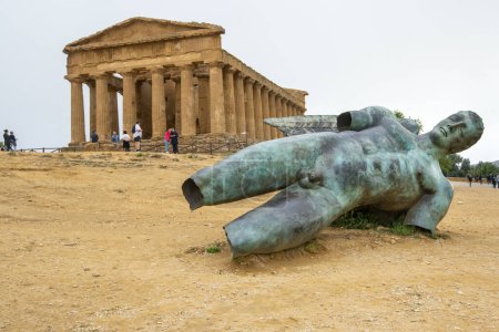 Foto de Estatua rota de Ícaro - Agrigento - Italia - Imagen libre de derechos