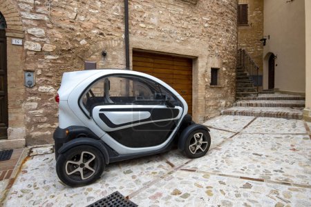 Foto de Pequeño coche aparcado en una estrecha calle italiana - Imagen libre de derechos