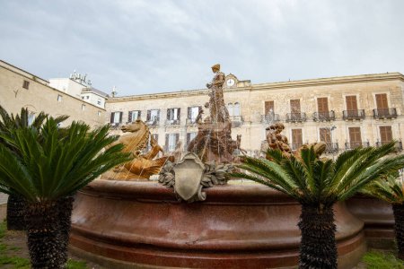 Téléchargez les photos : Fontaine de Diana - Syracuse - Italie - en image libre de droit