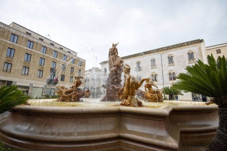 Téléchargez les photos : Fontaine de Diana - Syracuse - Italie - en image libre de droit