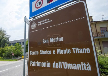 Téléchargez les photos : Panneau de bienvenue à la frontière de Saint-Marin (Centre historique et mont Titano - Patrimoine mondial) - en image libre de droit